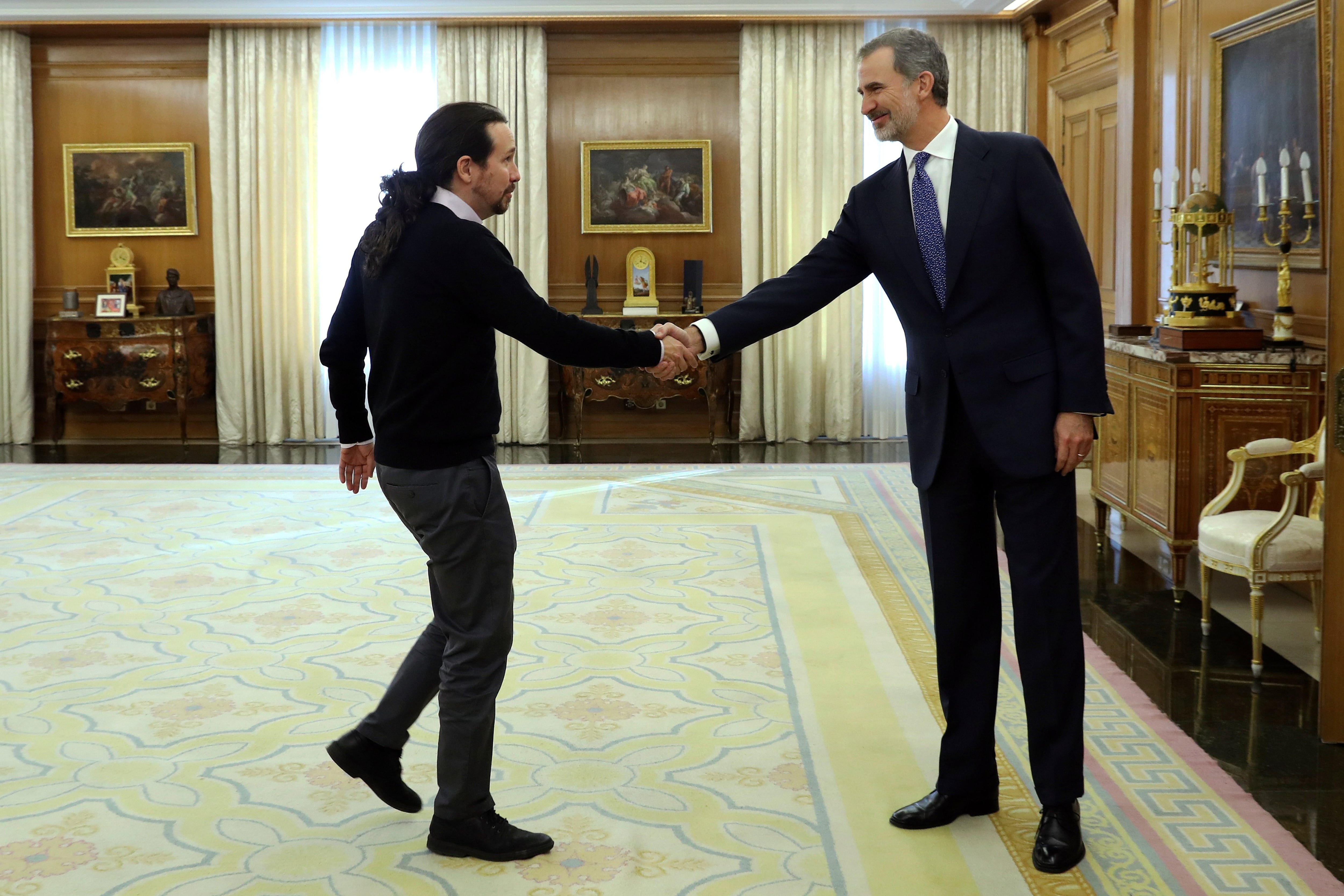 Felipe VI saluda a Pablo Iglesias.