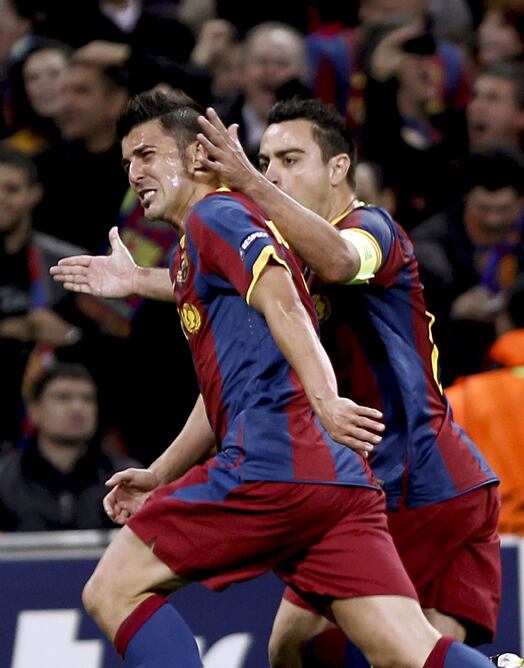 El delantero del FC Barcelona David Villa (i) celebra su gol, tercero de su equipo, con su compañero Xavi Hernández, durante la final de la Liga de Campeones de fútbol que enfrenta al conjunto azulgrana con el Manchester United, esta noche, en el estadio 