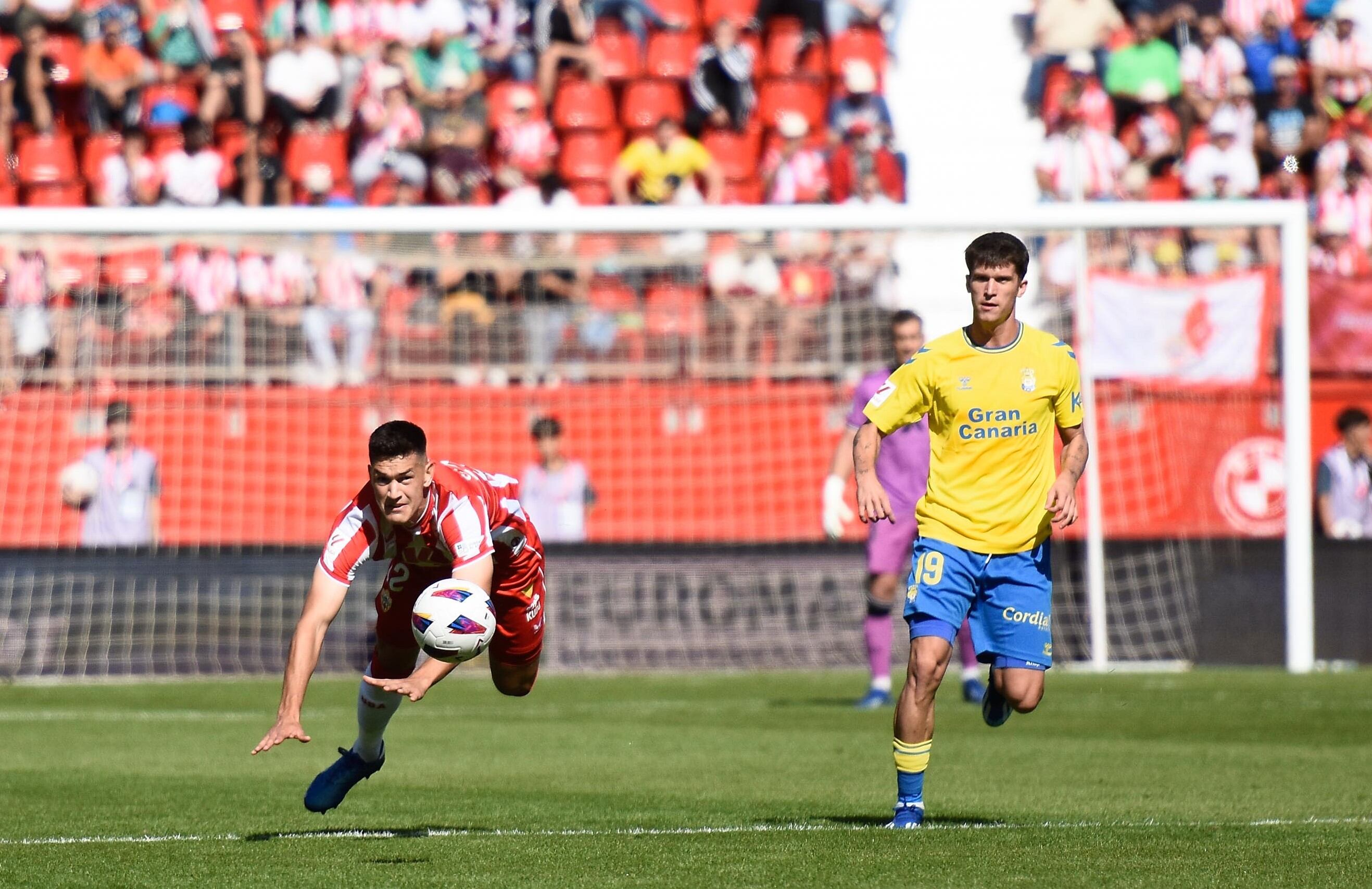 César Montes despeja la pelota en el partido en casa ante Las Palmas.