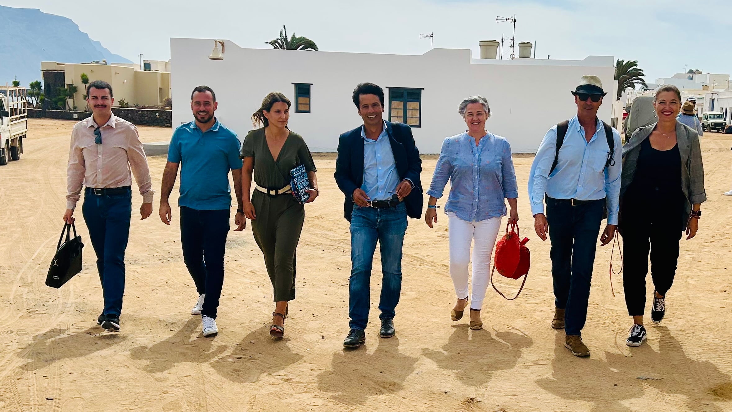 Los concejales del PSOE de Teguise en Caleta del Sebo, en La Graciosa.