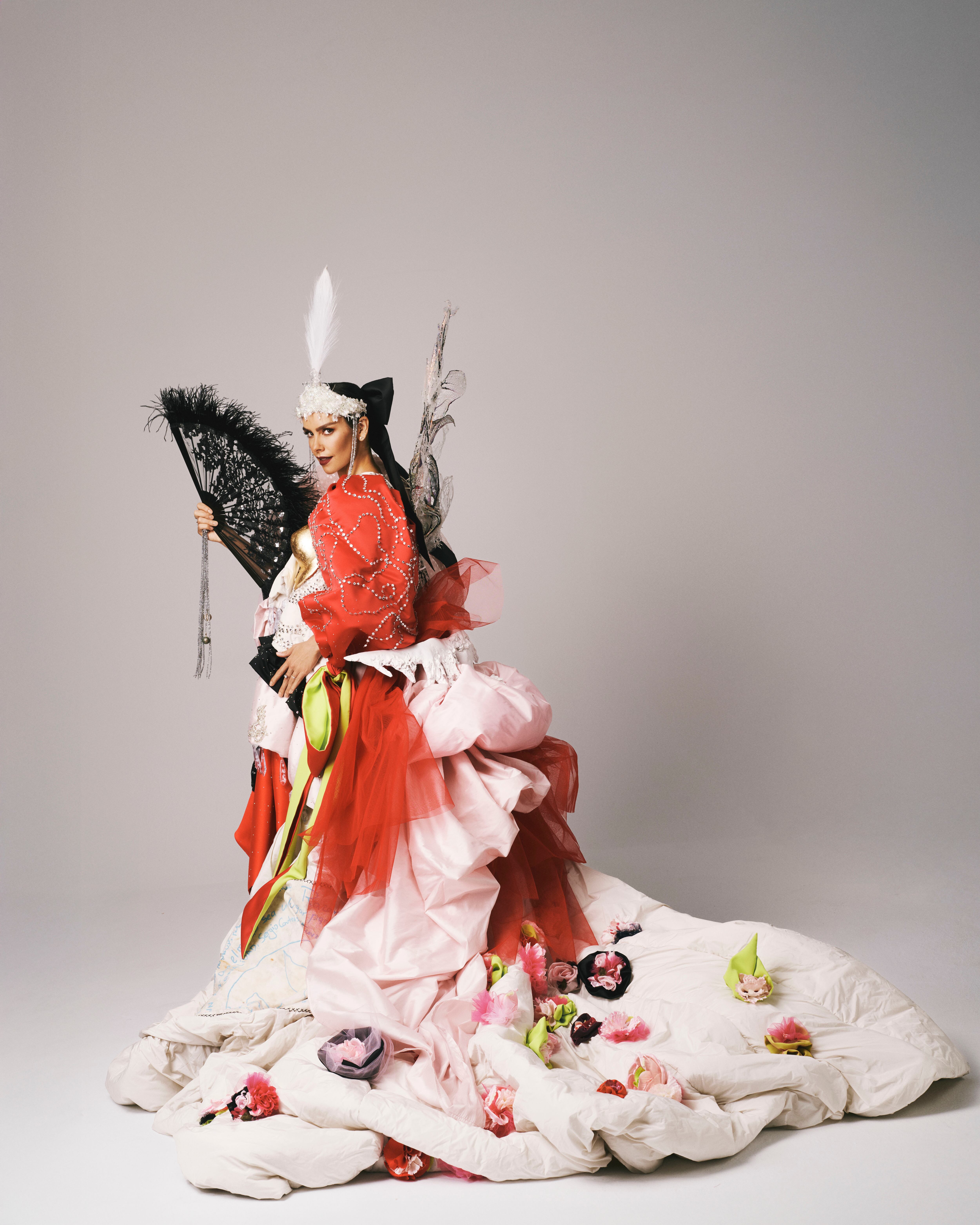 Cristina Pedroche vuelve a dar una vuelta de tuerca a su vestuario en las campanadas, con un diseños surprarreciclado con detalles de sus 11 vestidos anteriores, un diseño con el que quiere reconocer la labor que la Asociación Española Contra el Cáncer realiza hacia las personas con cáncer y sus familias.