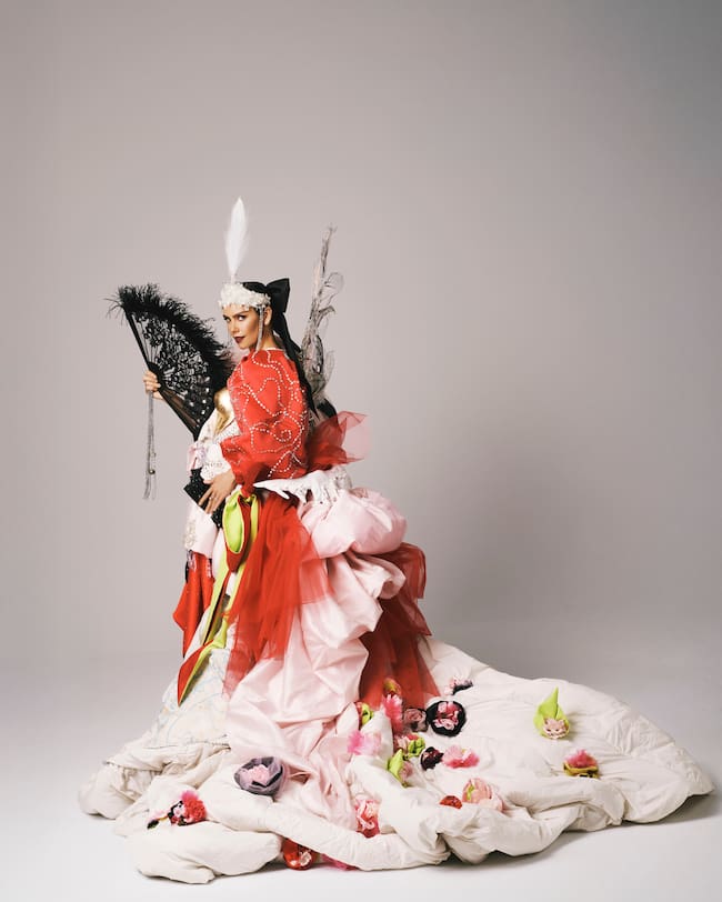 Cristina Pedroche vuelve a dar una vuelta de tuerca a su vestuario en las campanadas, con un diseños surprarreciclado con detalles de sus 11 vestidos anteriores, un diseño con el que quiere reconocer la labor que la Asociación Española Contra el Cáncer realiza hacia las personas con cáncer y sus familias.