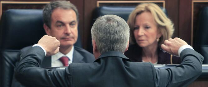 El presidente del Gobierno, José Luis Rodríguez Zapatero, y la vicepresidenta para Asuntos Económicos, Elena Salgado, conversan con el ministro de Fomento, José Blanco, durante el pleno extraordinario celebrado en el Congreso de los Diputados