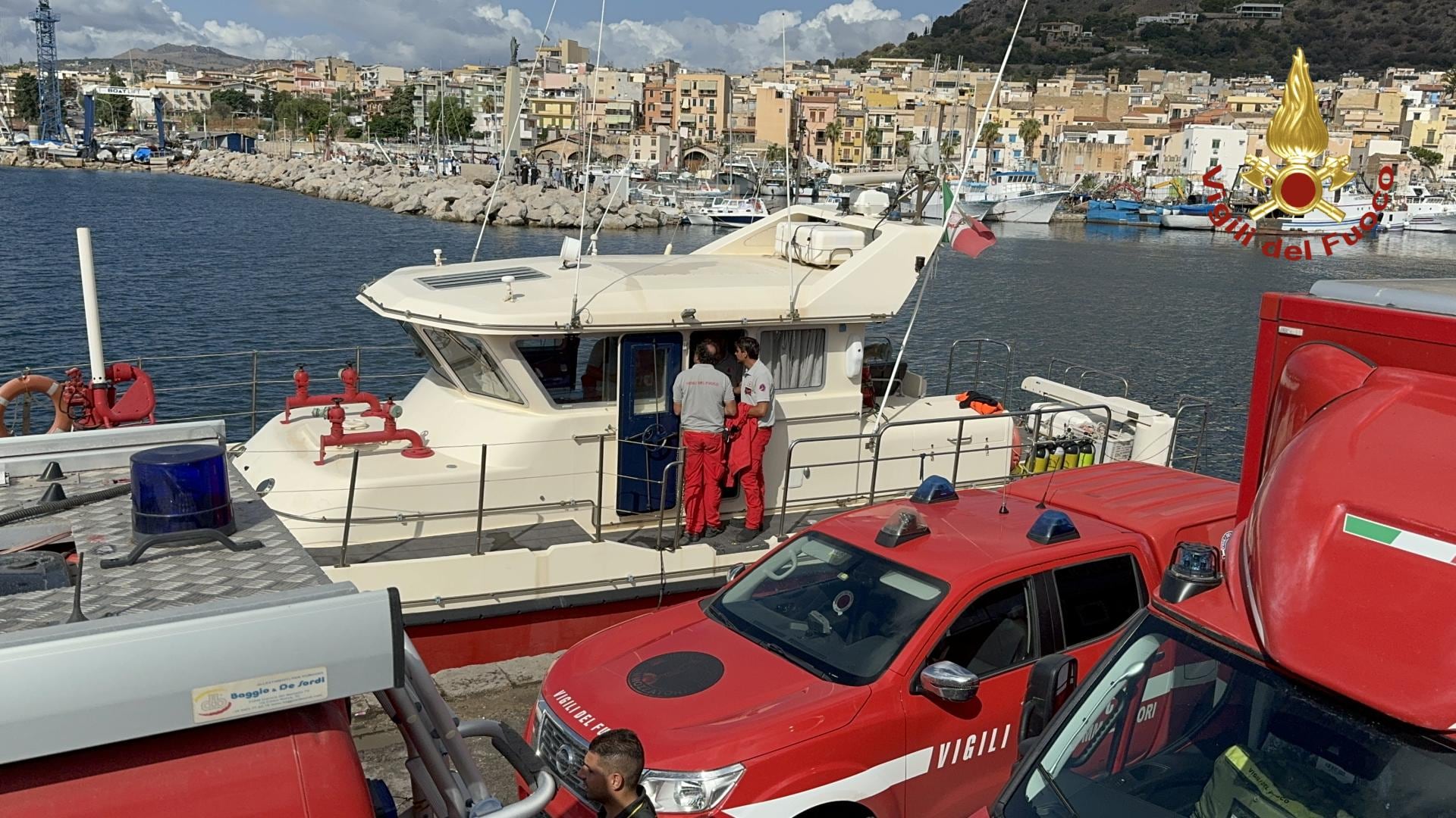 Los buzos que buscan a los seis desaparecidos del naufragio del velero en Sicilia, este martes.