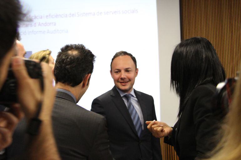 El ministre d'Afers Socials, Justícia i Interior, Xavier Espot, amb membres de l'oposició al Consell General