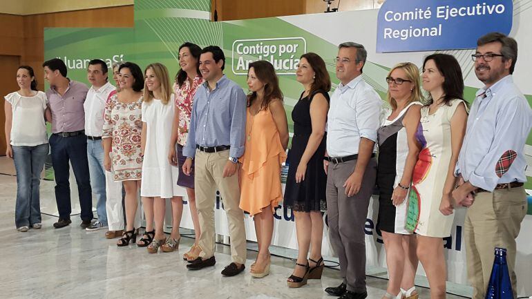 Juan Manuel Moreno Bonilla junto a su ejecutiva hoy en Málaga