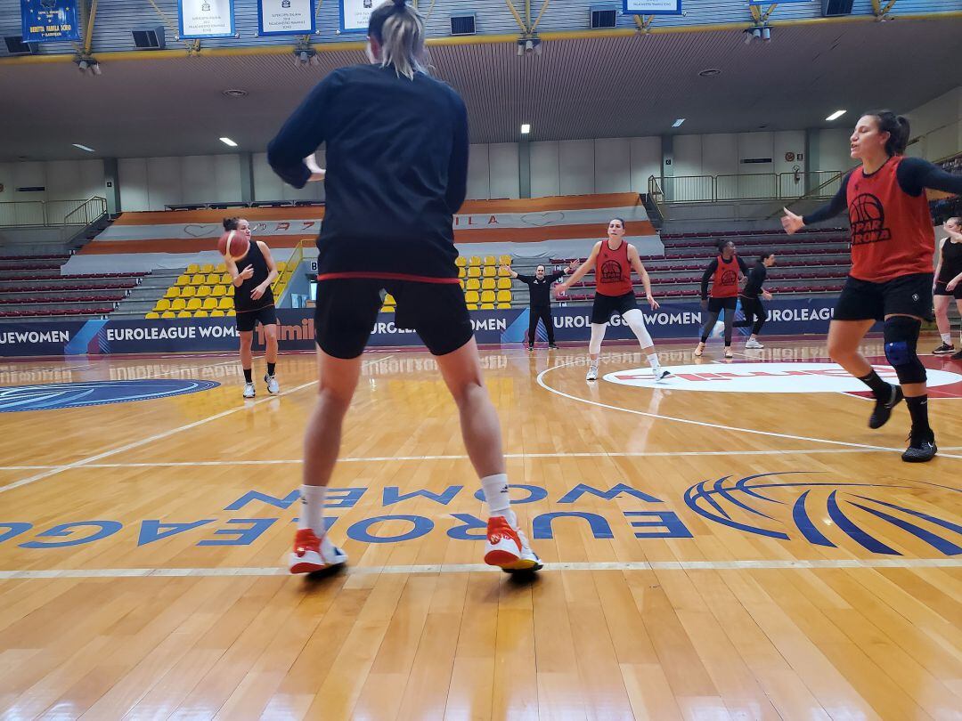 Sessió d'entrenament a la pista on es disputaran els partits. Palau, Eldebrink, Ferrari, Araújo, Gray, Vasic, Reisingerova i Julbe al fons.