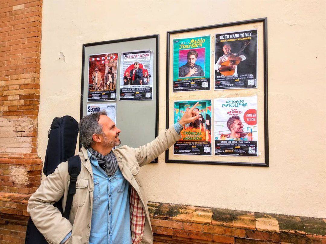 El artista Manuel Márquez de Villamanrique, junto al cartel de su último espectáculo.
