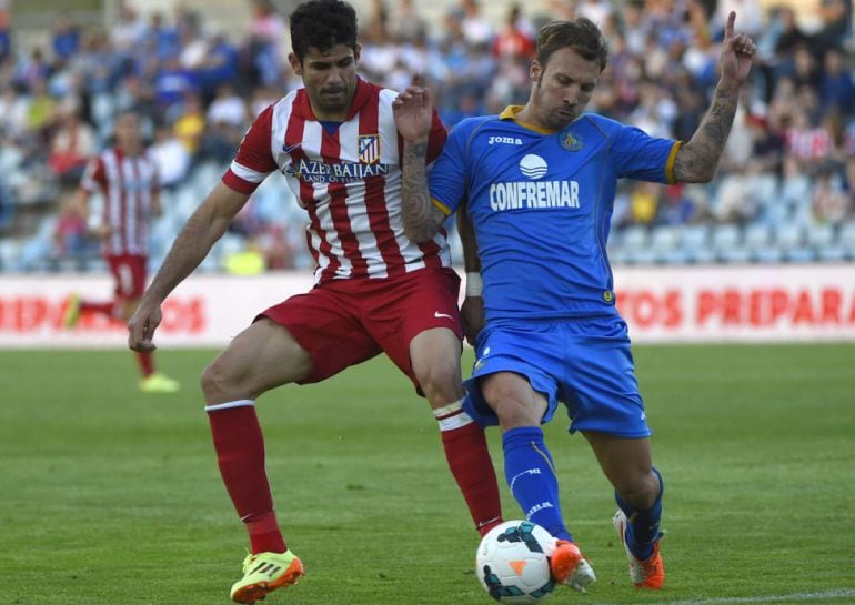 El central Alexis Ruano disputa un balón con Diego Costa cuando vestía la camiseta del Getafe.