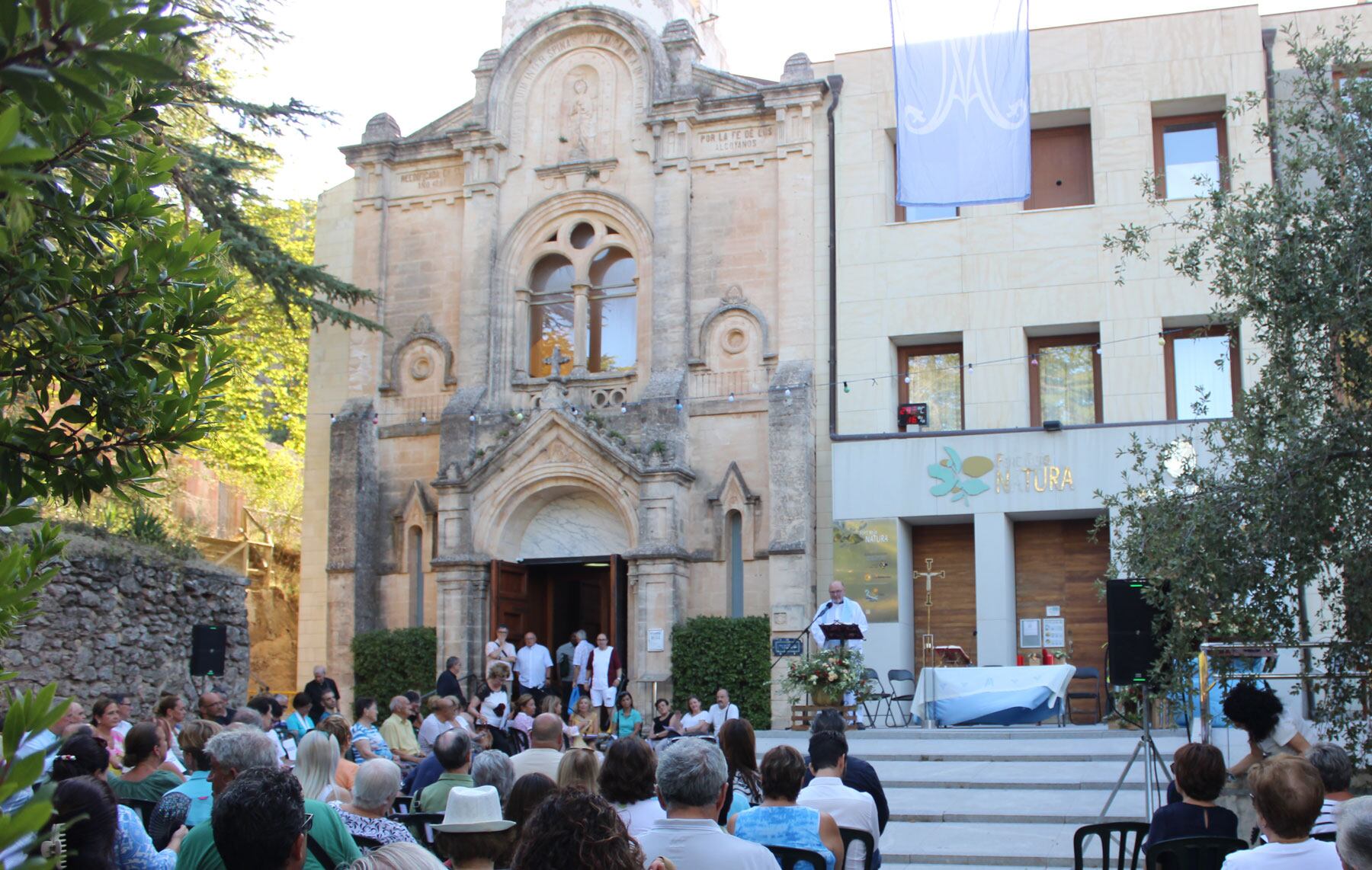 La ermita de la Font Roja presidió la eucaristía celebrada el pasado lunes en honor a la Virgen de los Lirios.