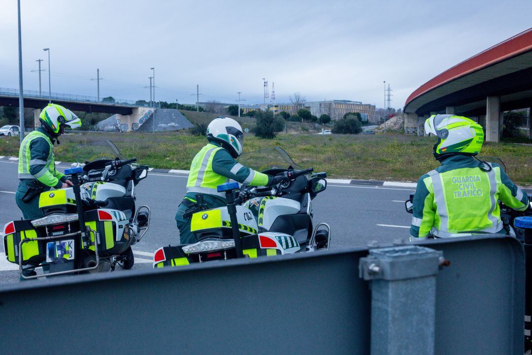 La Guardia Civil prepara un control de tráfico en Madrid