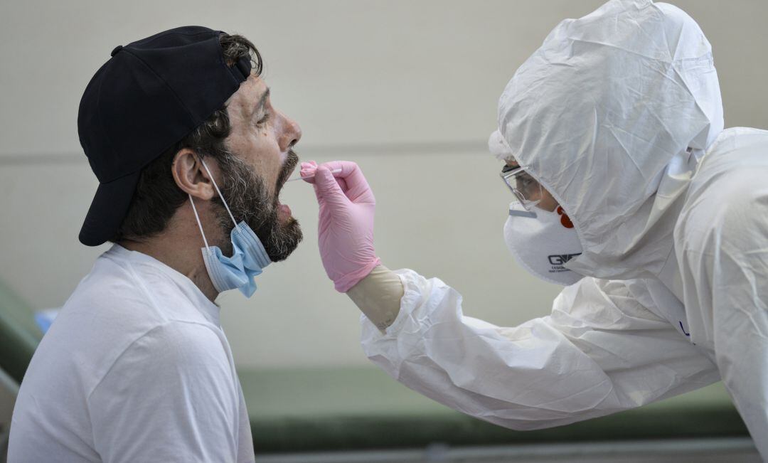 Un hombre se realiza una prueba PCR en la región italiana de Turín.
