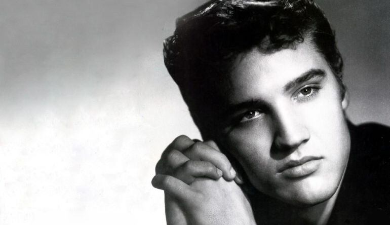 El cantante y actor Elvis Presley en una foto de su juventud.