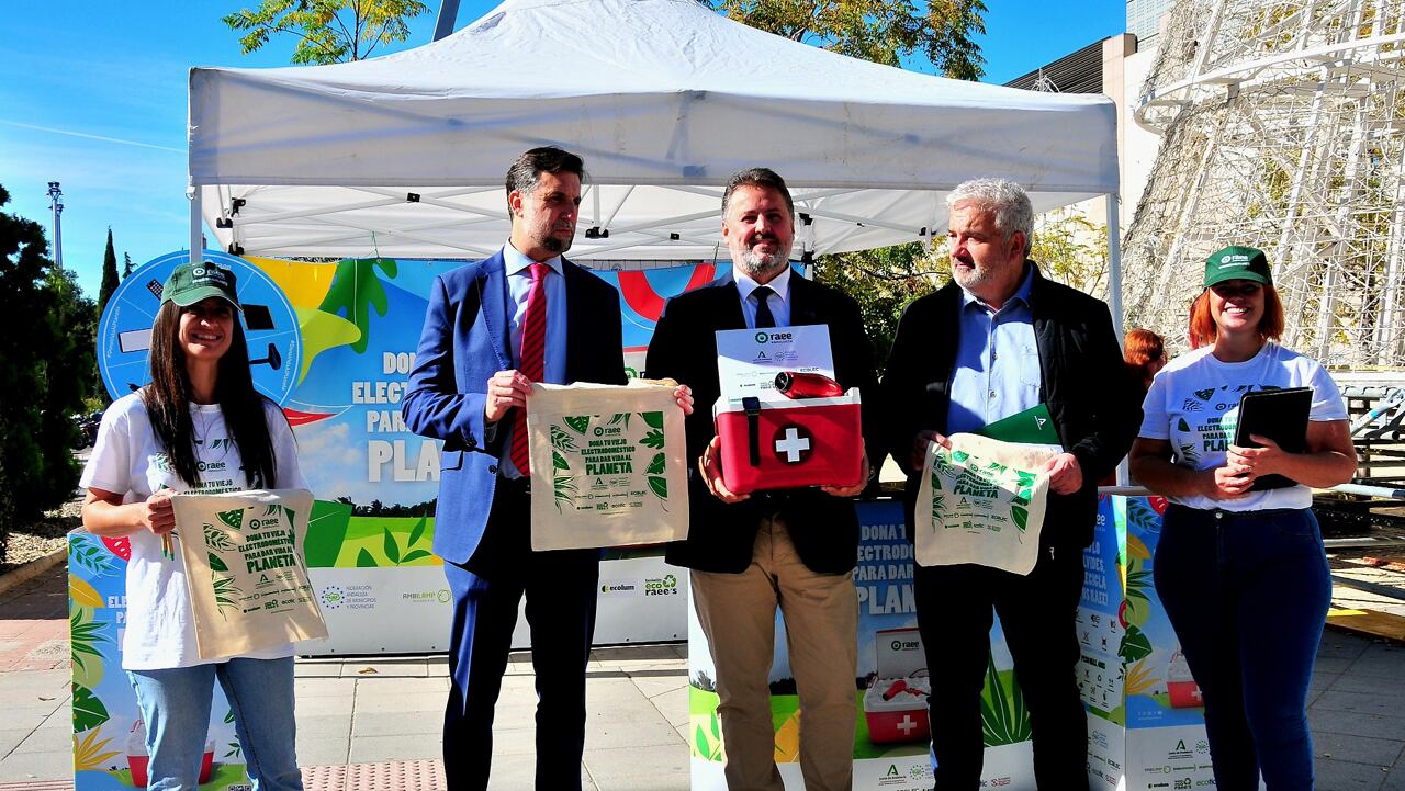 Presentación de la nueva campaña &quot;Dona Vida al Planeta&quot; para el reciclaje de aparatos eléctricos en El Corte Inglés de Granada