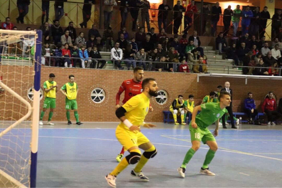 Alex Pérez e Isma, en el partido disputado en la pista del Mengíbar FS