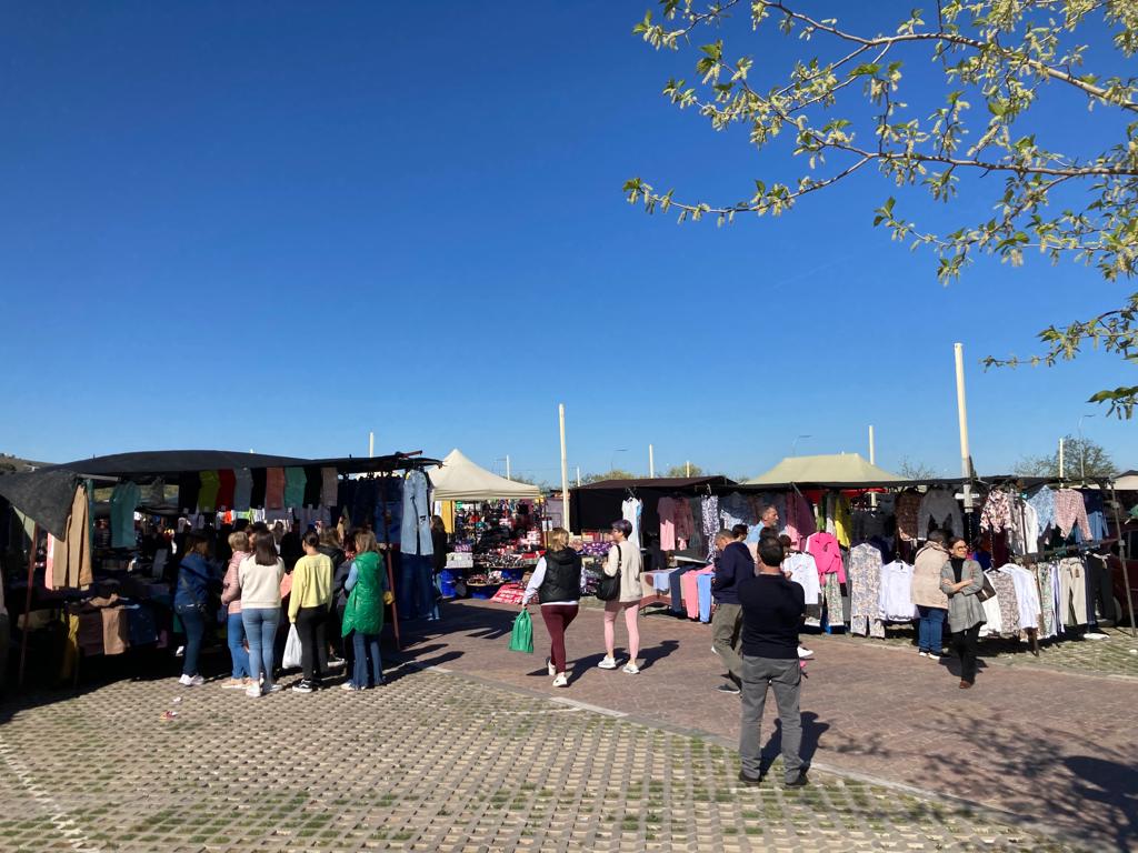 Imagen de archivo del mercadillo de los Martes de Toledo, durante su celebración en la explanada de Santa Teresa