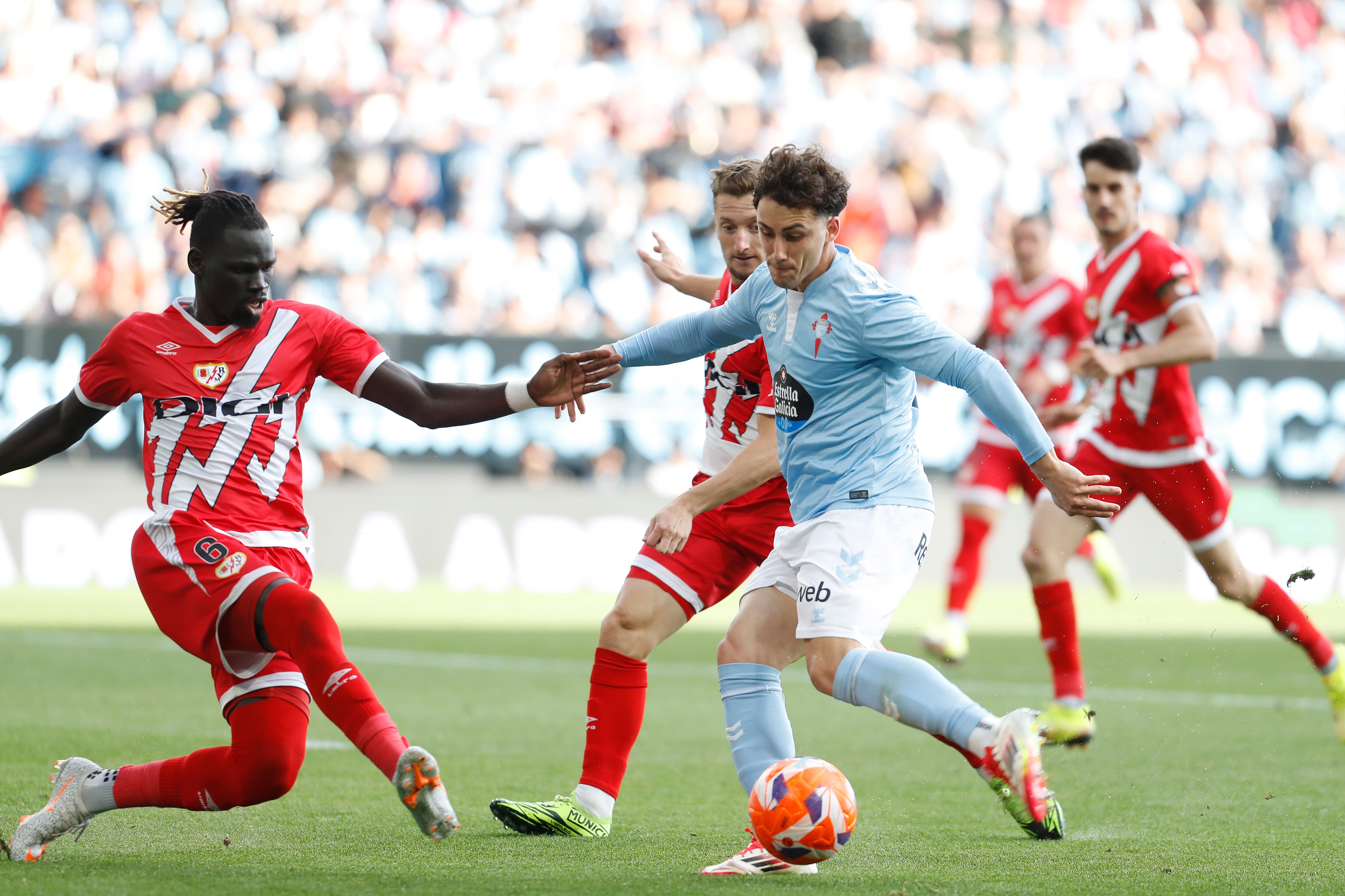 VIGO (PONTEVEDRA), 18/05/2025.- El delantero sueco del Celta Williot Swedberg rodeado de rivales durante el partido de la jornada 37 de LaLiga entre el Celta de Vigo y el Rayo Vallecano, este domingo en el estadio de Balaídos, en Vigo. EFE / Salvador Sas