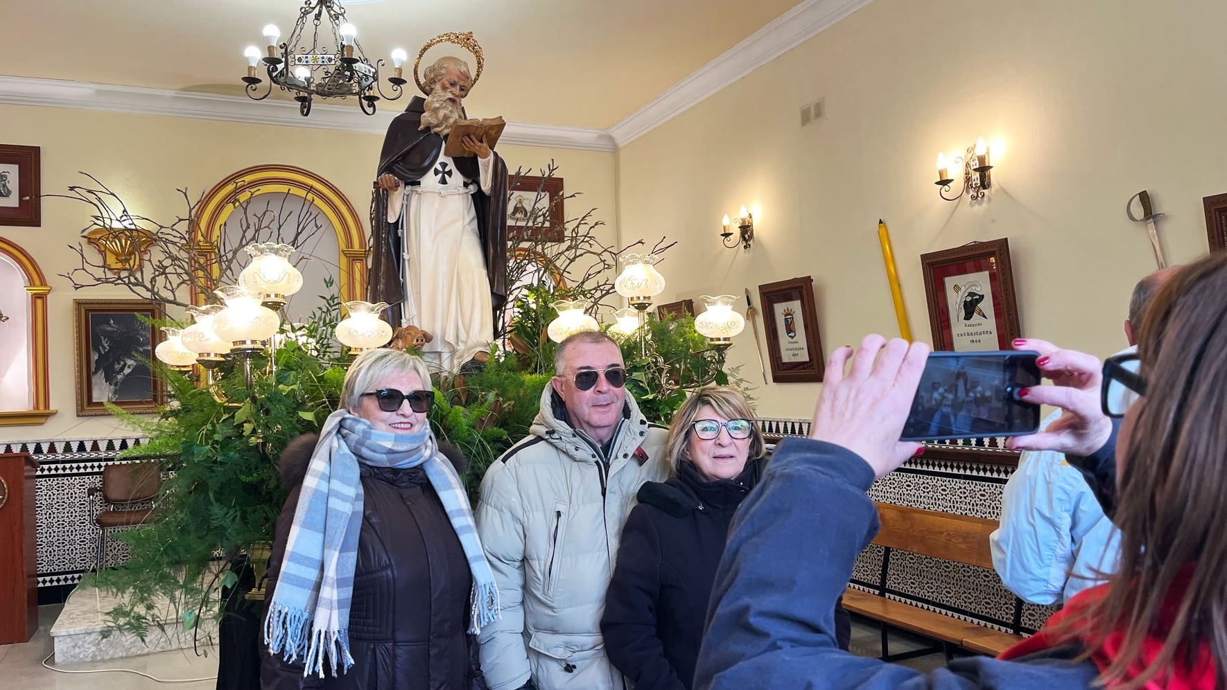Los eldenses han visitado al patrón de los Moros y Cristianos antes de la Media Fiesta