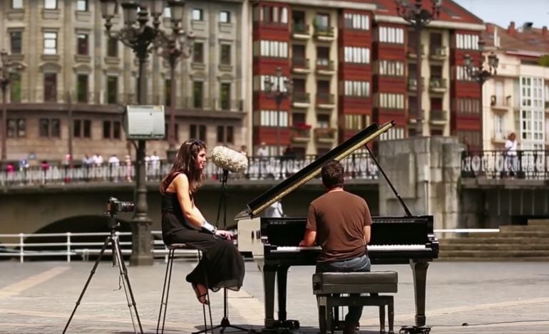 Los participantes de este proyecto lleva un brazalete que registra sus emociones al escuchar la música en directo. 