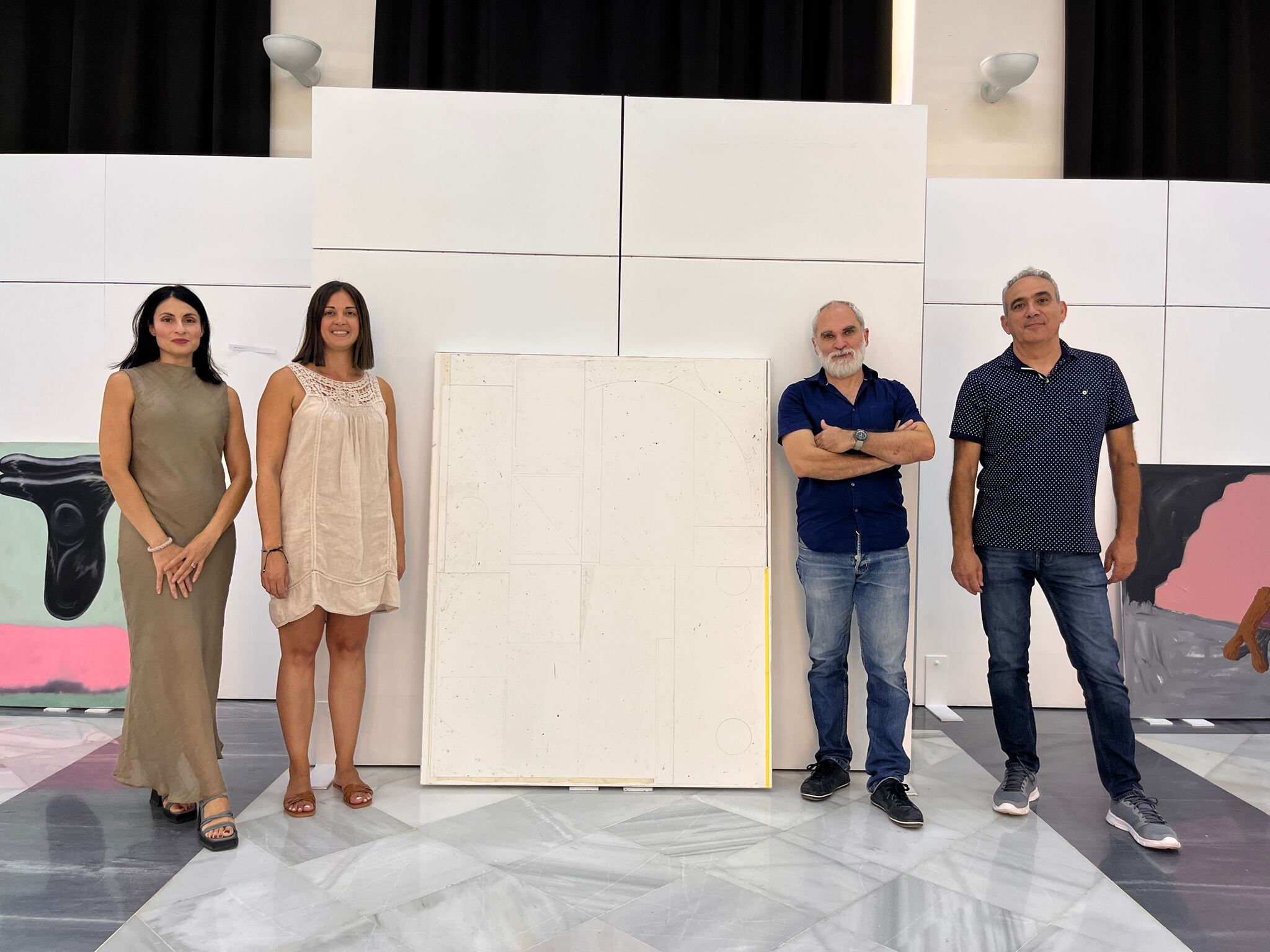 El jurado junto a la obra ganadora del premio Juan Francés (Fuente: Ajuntament de Xàtiva)