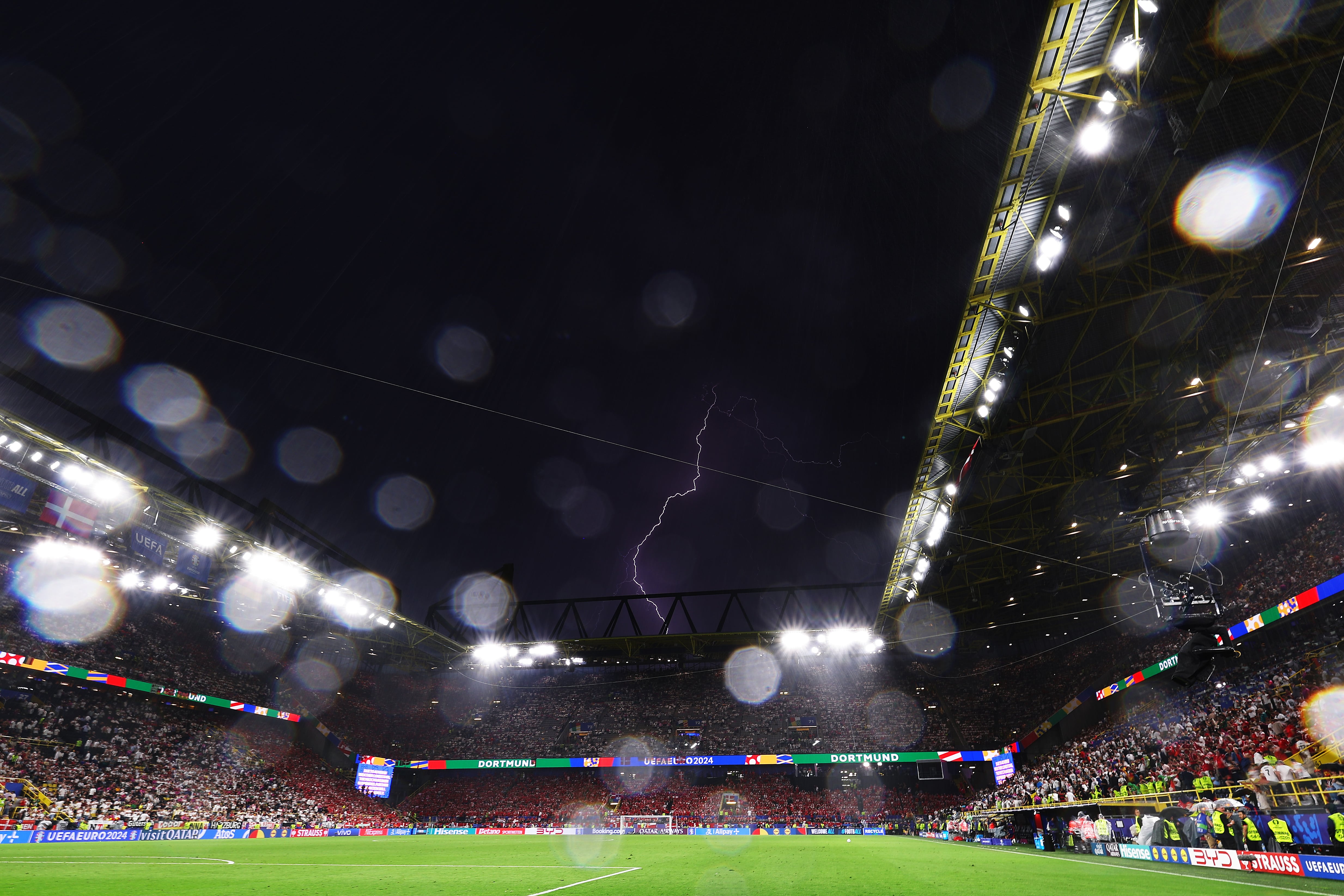 Tormentas eléctricas sobre el Signal Iduna Park durante el Alemania - Dinamarca de la Eurocopa