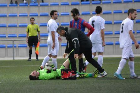 Palopa, portero del Rayo Ibense, siendo atendido
