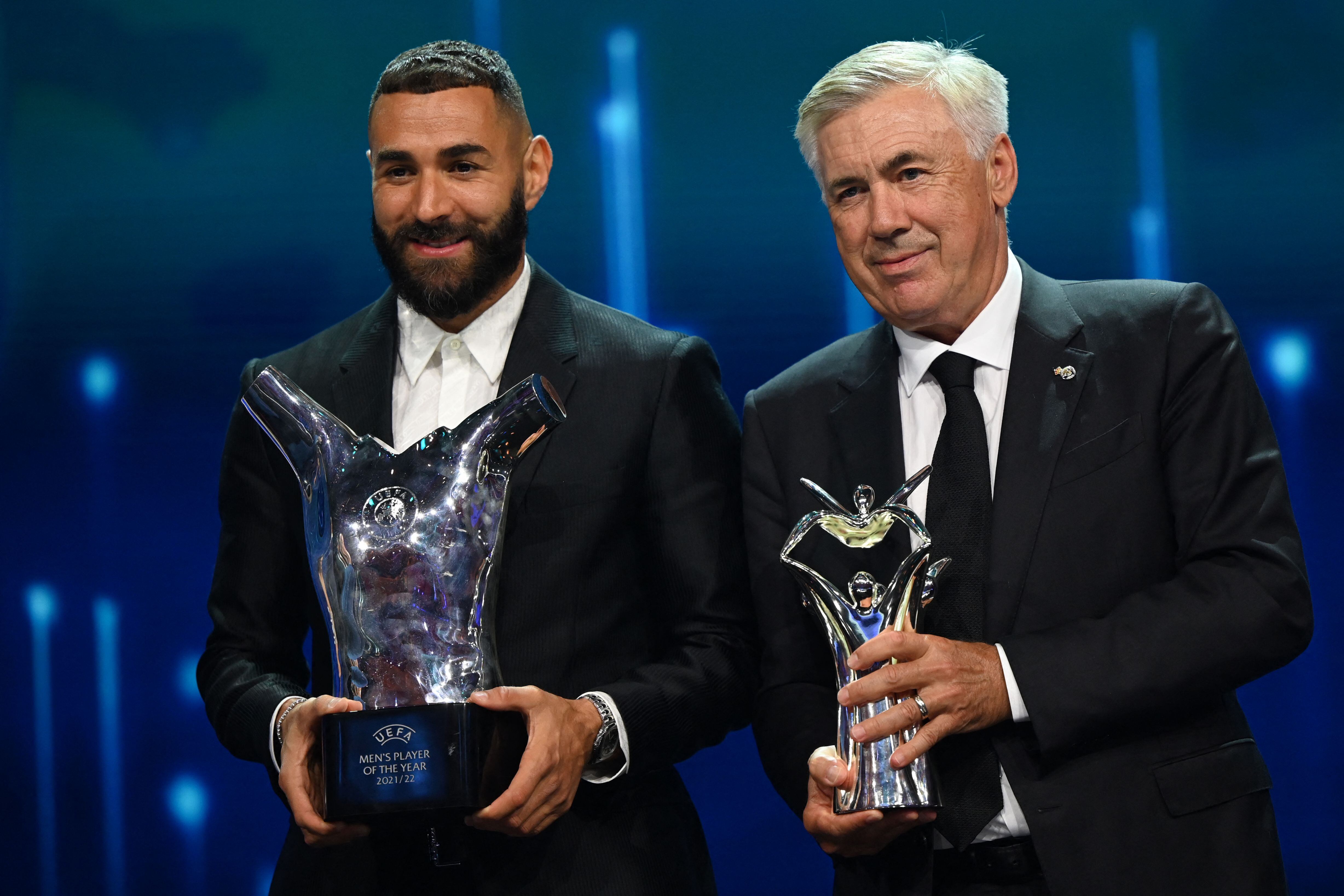 Karim Benzema y Carlo Ancelotti, juntos en la gala de la UEFA tras ser galardonados como mejor jugador y entrenador de Europa