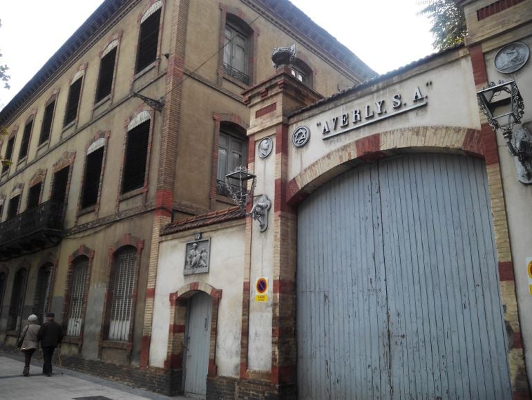 Fachada de la entrada a la factoría Averly