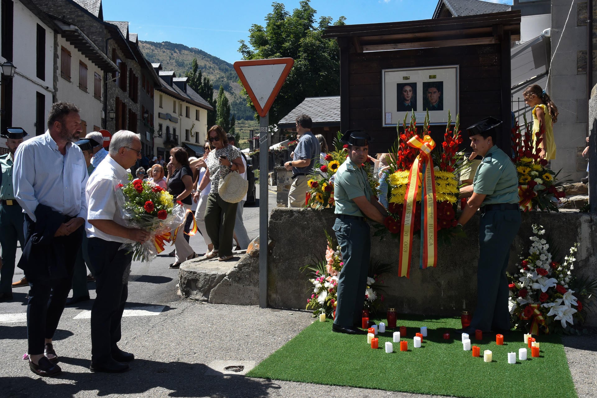 Momento del homenaje a los guardias civiles asesinados por ETA. (Foto: Javier Blasco)