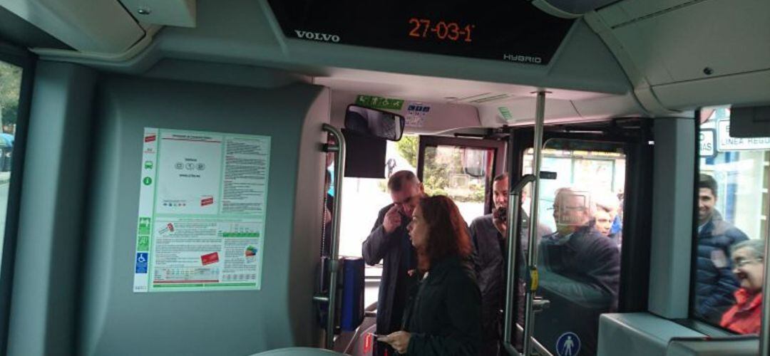 La alcaldesa de Getafe en uno de los autobuses locales