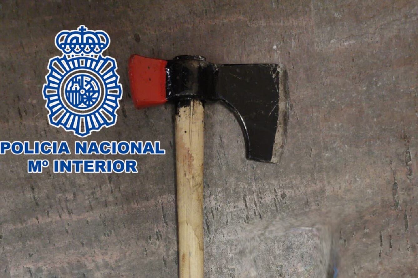Hacha incautada en la intervención
