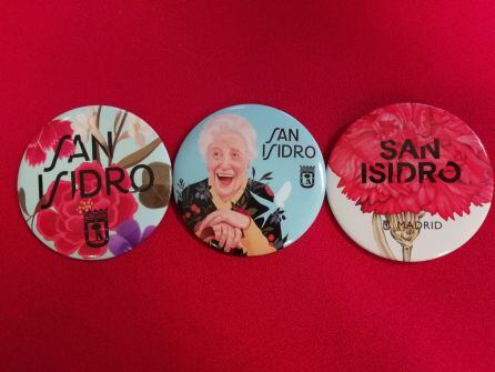 Insignias con la imagen de San Isidro obra de la ilustradora Mercedes de Bellard