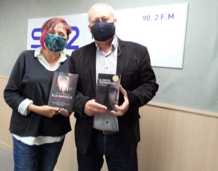 Elía Barceló junto a Juan Vera en el estudio de Radio Elda SER, presentador de su novela en Elda.