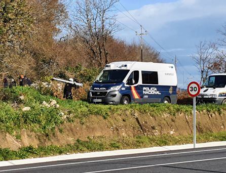 Efectivos de la Unidad de Subsuelo de la Policía Nacional recogen sus herramientas después de inspeccionar un pozo en Marcón