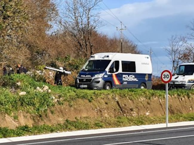 Efectivos de la Unidad de Subsuelo de la Policía Nacional recogen sus herramientas después de inspeccionar un pozo en Marcón