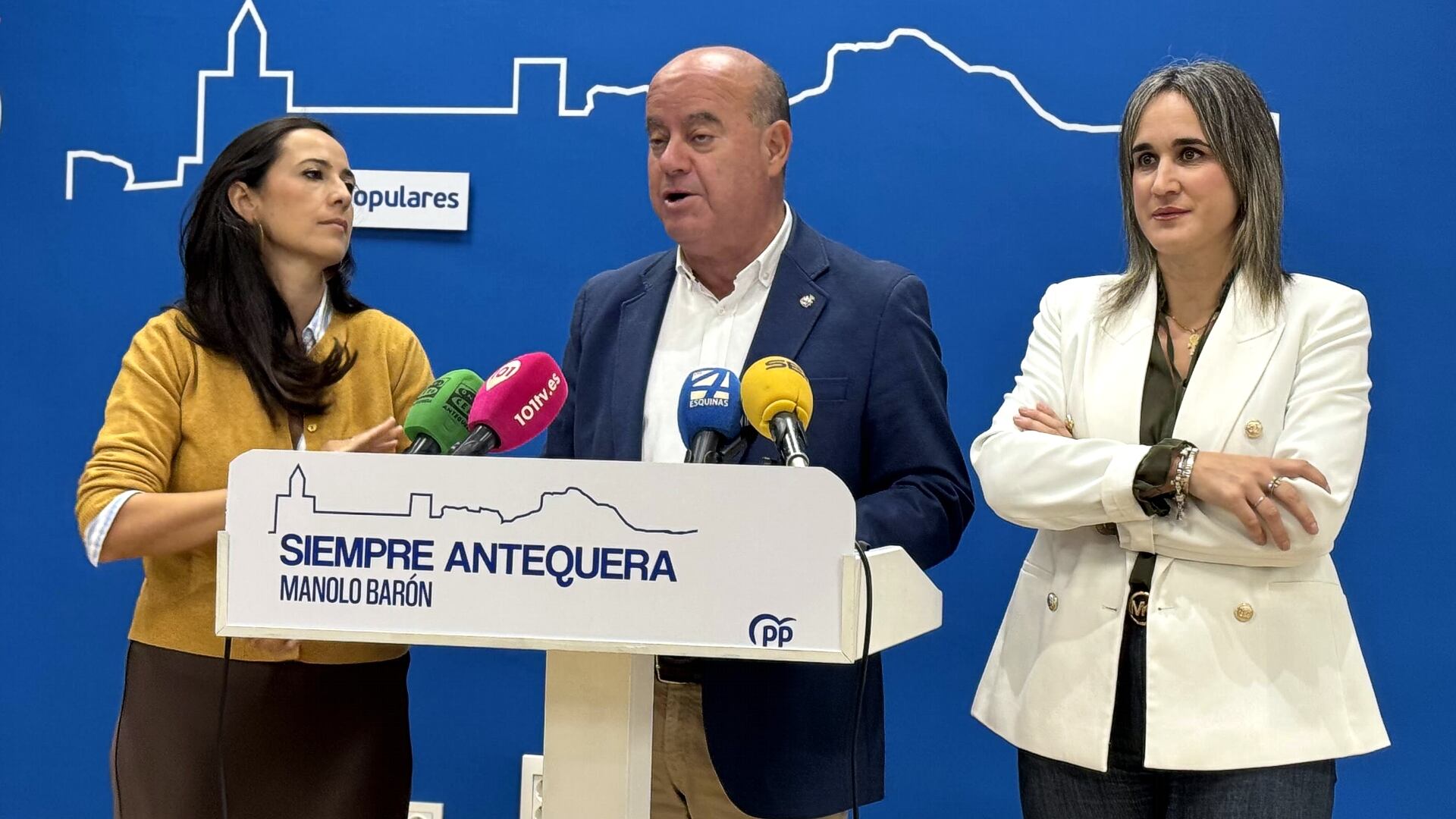 Manuel Barón (PP Antequera) junto a Ana Cebrián y Paqui Sánchez