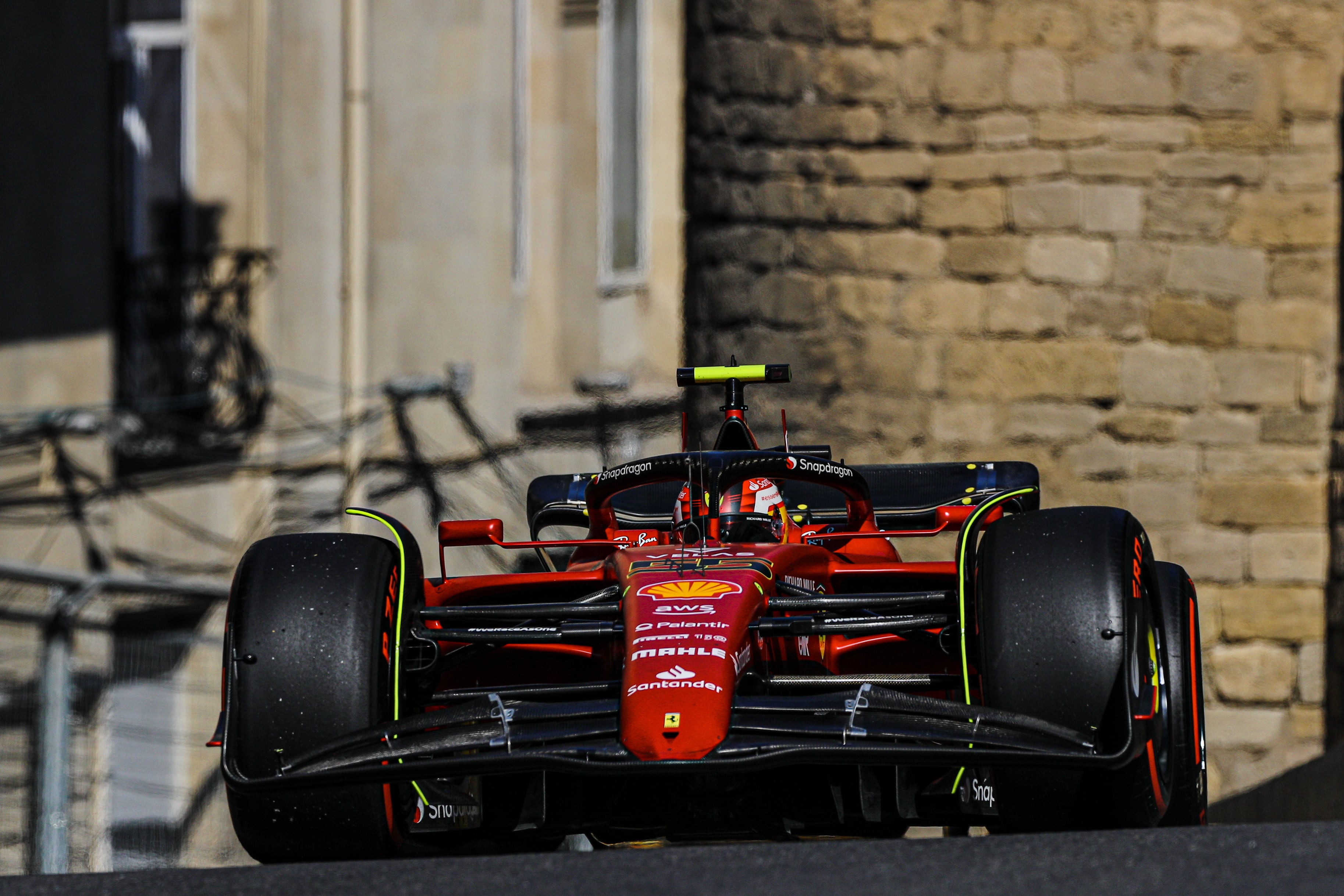 Carlos Sainz, piloto de Ferrari, durante la carrera en el trazado de Bakú