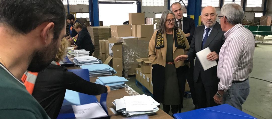 El delegado del Gobierno, Javier Losada, y la subdelegada, Pilar López Riobóo, supervisan los preparativos del despliegue electoral