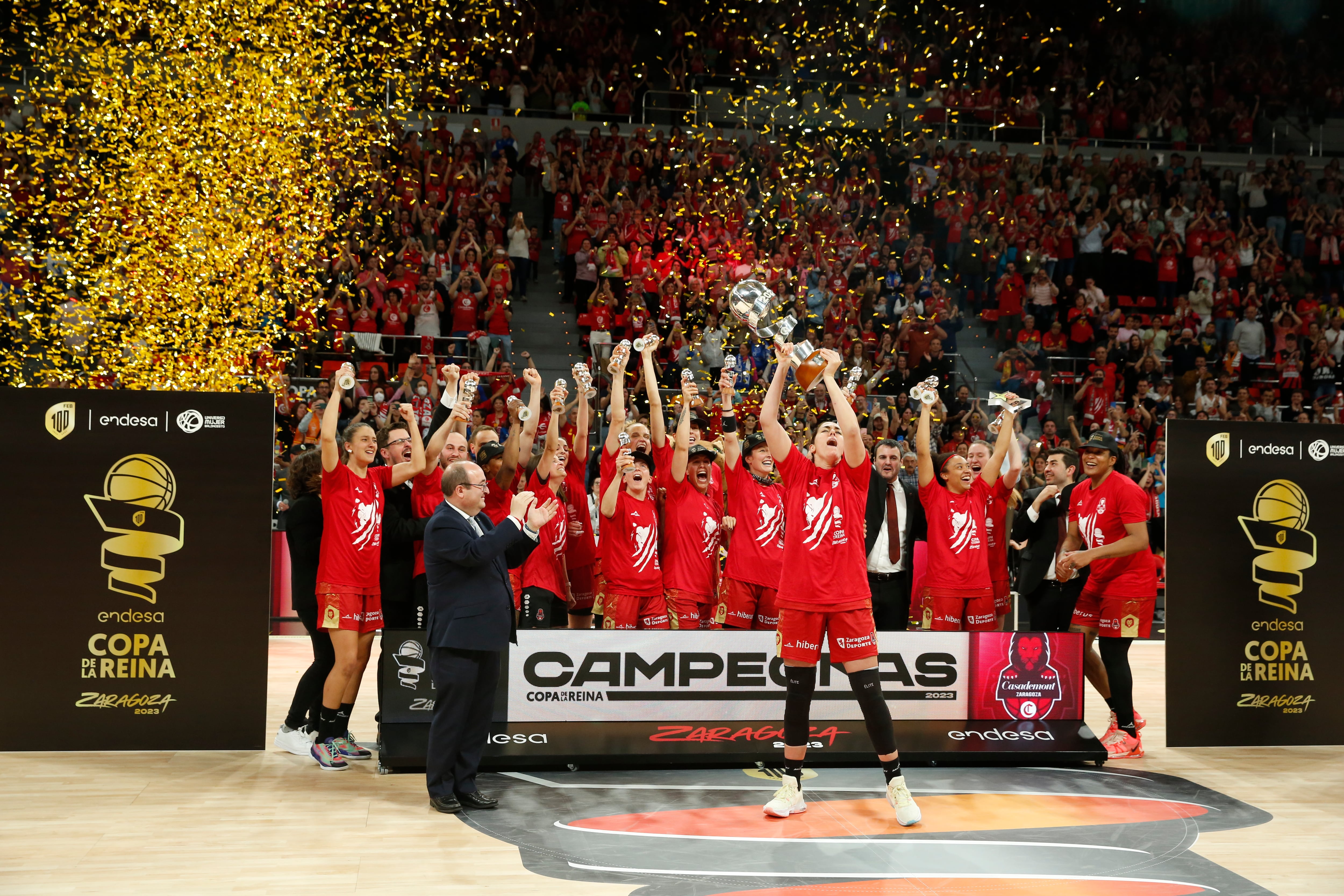 Las jugadoras del Casademont Zaragoza celebran su victoria en la final (2023)  de la Copa de la Reina tras derrotar en la final al Perfumerías Avenida en el Pabellón Príncipe Felipe de Zaragoza. EFE/Javier Cebollada.