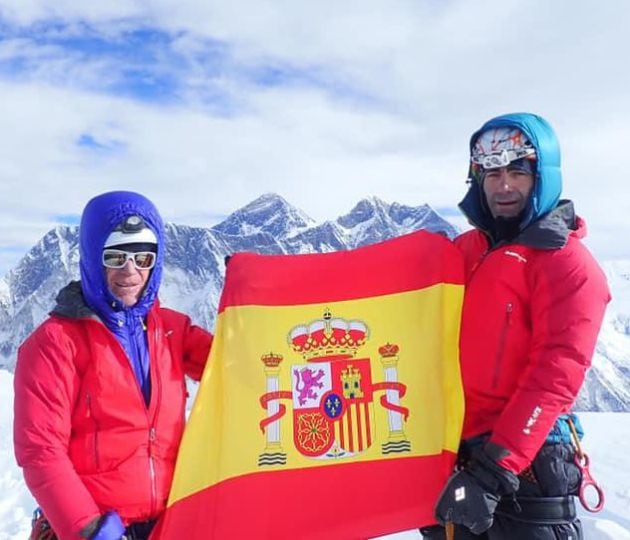 Alfonso Blas y Carlos Cardelle con la bandera de España