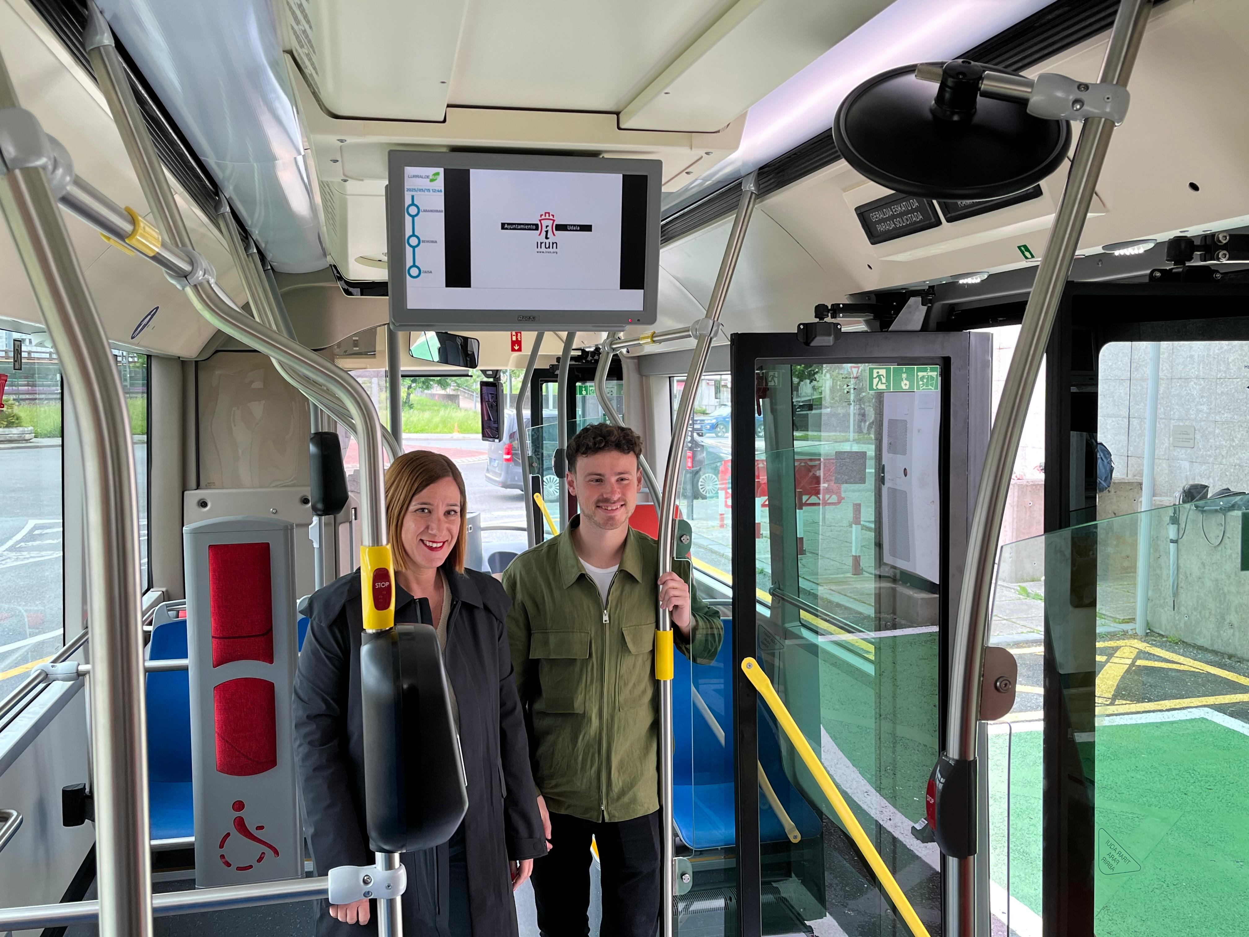 La alcaldesa de Irun Cristina Laborda junto al delegado de Movilidad Sostenible Sergio Javier.