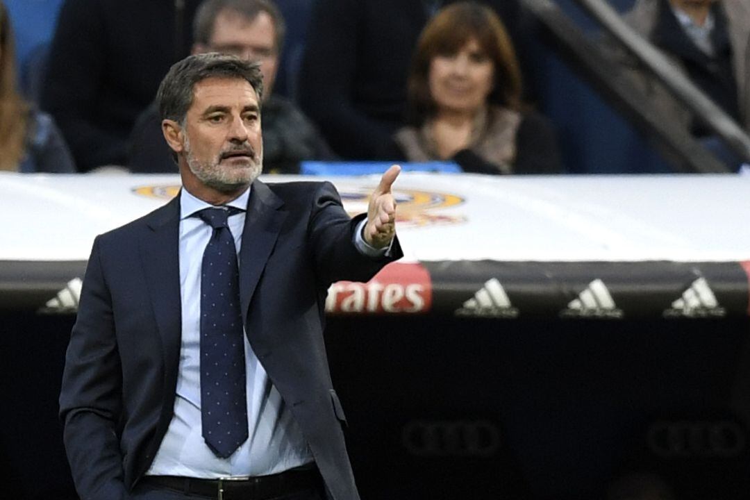 Míchel, en el banquillo del Santiago Bernabéu durante su etapa como técnico del Málaga