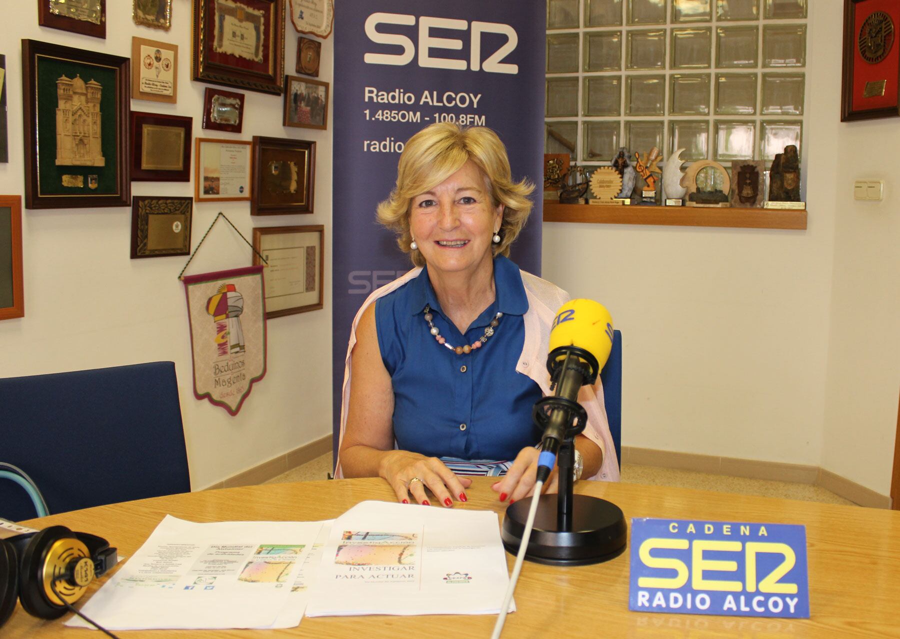 La presidenta de AFA Alcoy, Lirios Aracil, en el estudio central de Radio Alcoy