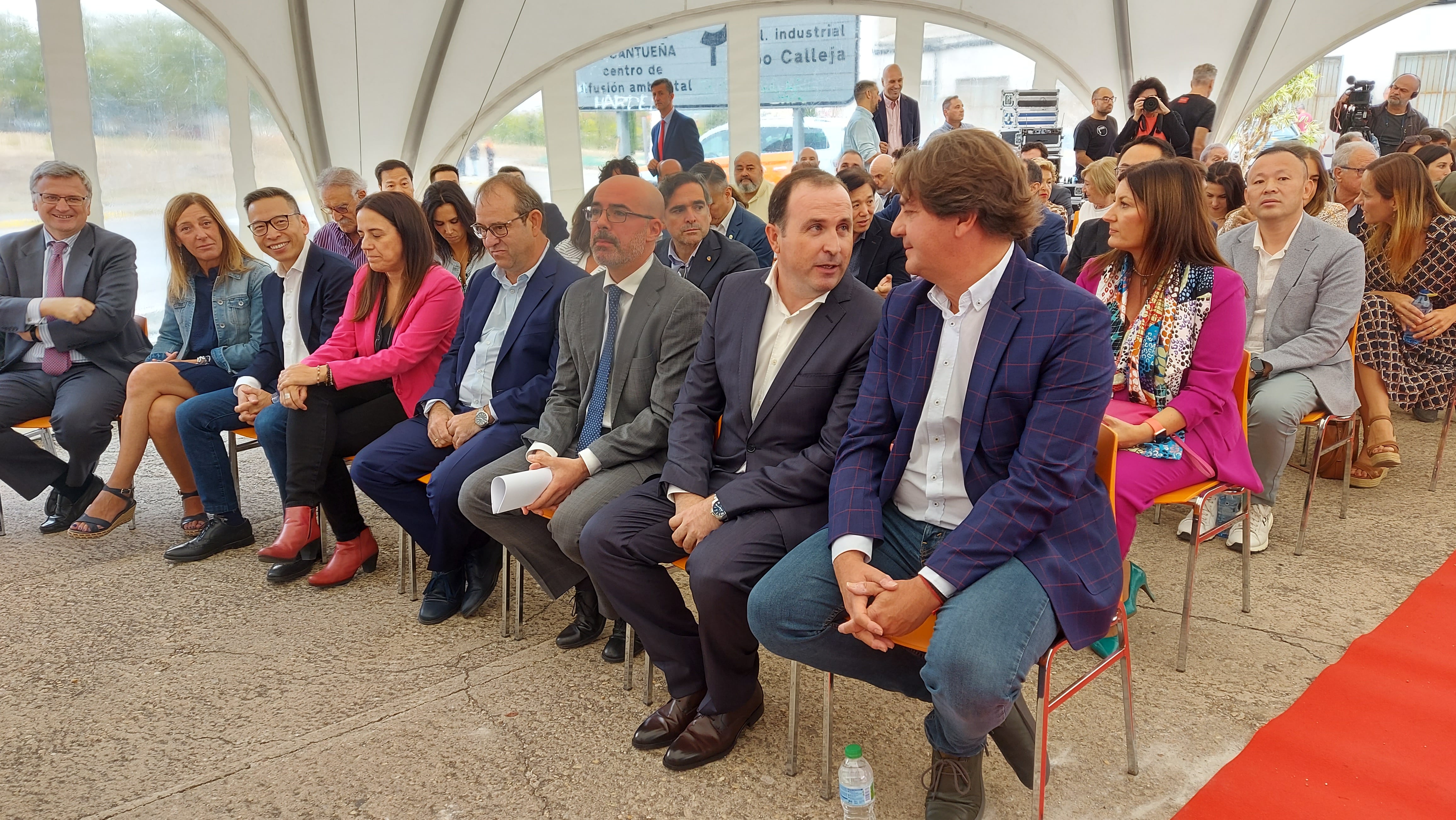 El alcalde de Fuenlabrada junto al presidente de la entidad de conservación del polígono Cobo Calleja y el delegado del Gobierno en Madrid