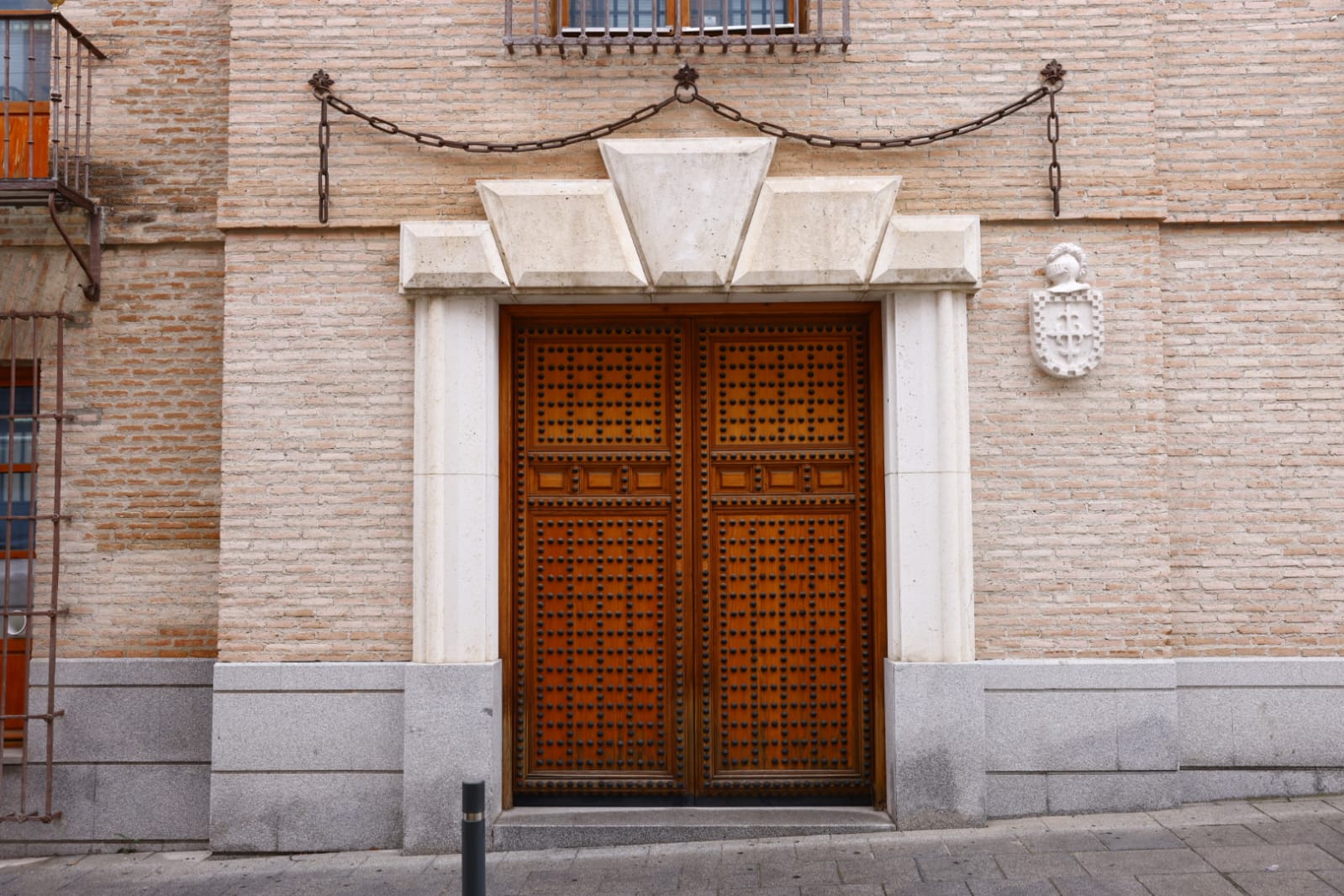 La Casa de la Cadena de Pinto cuenta ya con una reproducción de la histórica cadena sobre la entrada principal