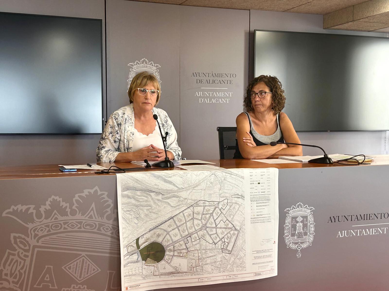 La portavoz socialistas Ana Barceló y la edil Trini Amorós durante la rueda de prensa sobre irregularidades en la construcción de un hospital privado en Alicante