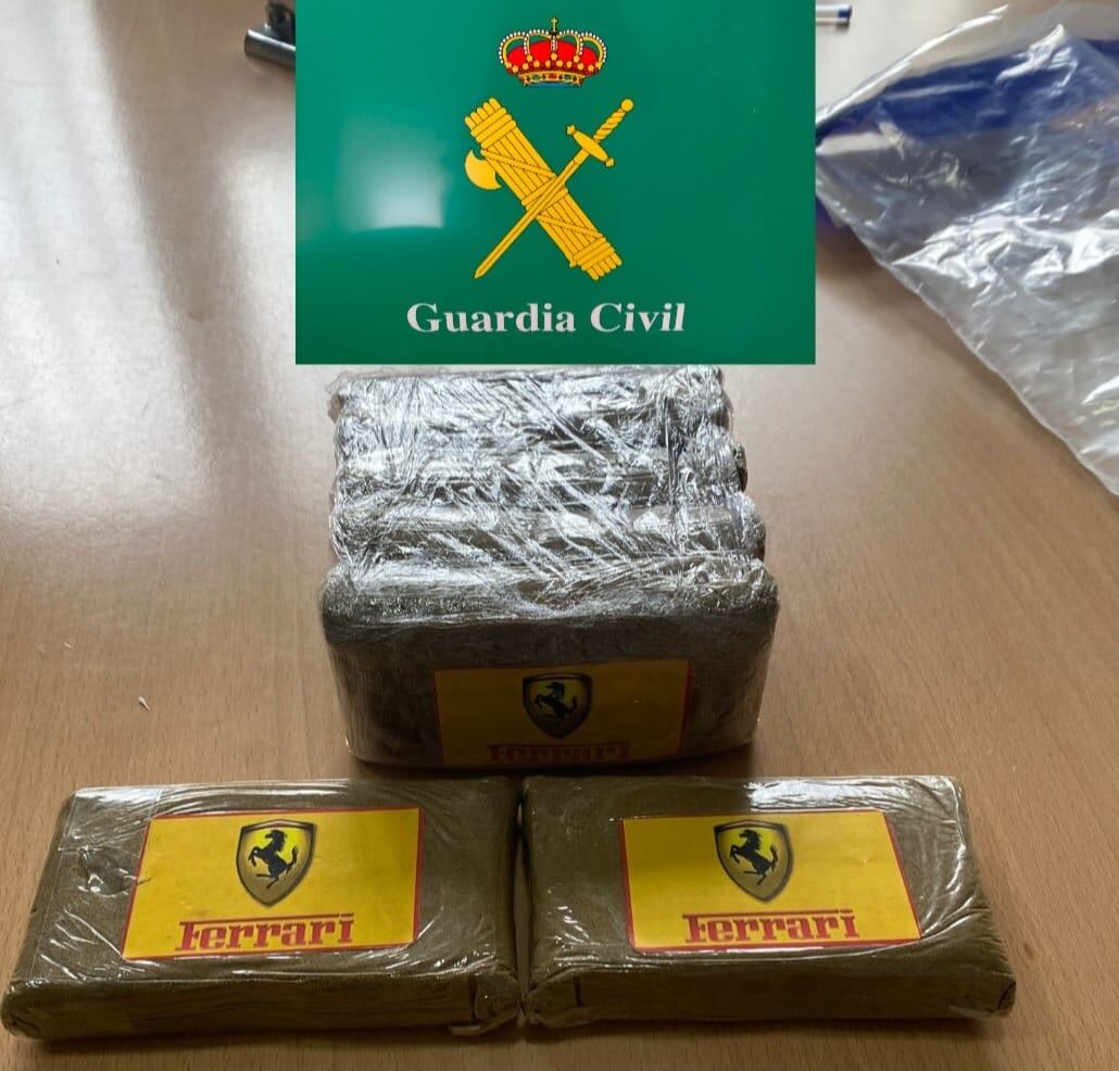 Imagen del alijo incautado por la Guardia Civil