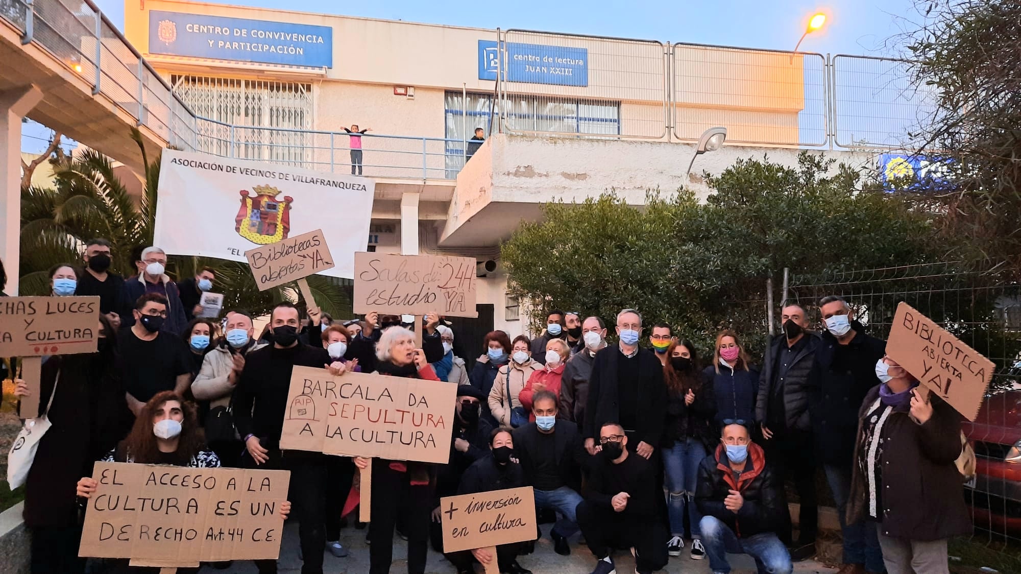 Imagen de un acto de protesta por el cierre de una biblioteca en la Zona Norte