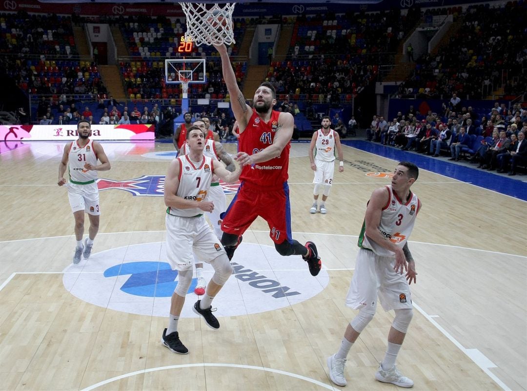 Kurbanov entrando a canasta en Moscú.