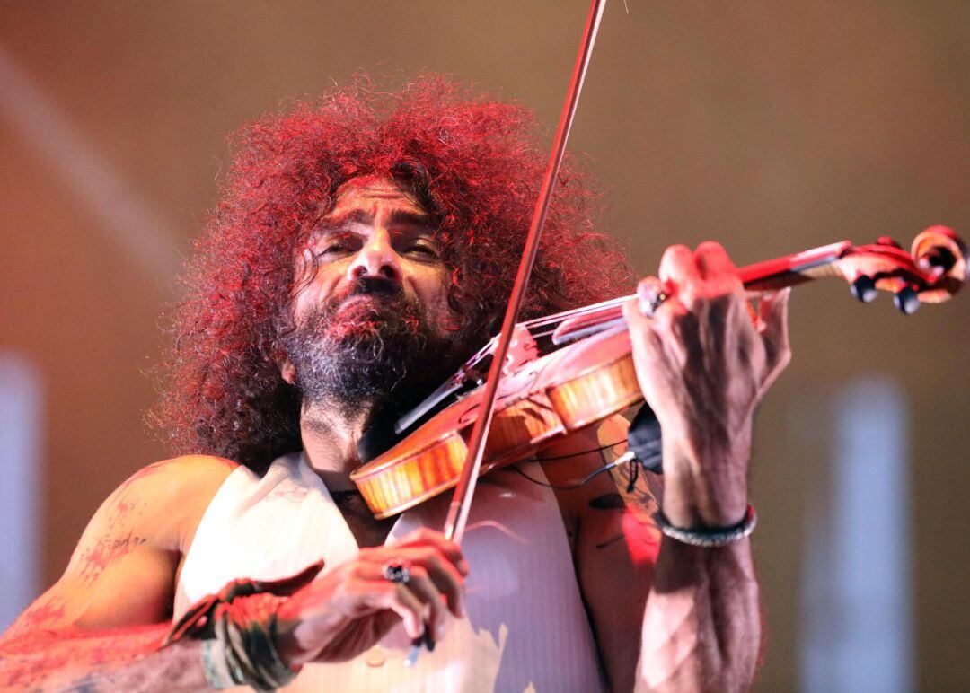  El violinista libanés Ara Malikian durante su actuación en el Monte del Gozo en Santiago de Compostela, presentando su último disco &quot;Petit Garage&quot;.